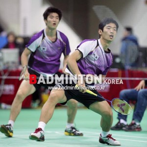 오른쪽으로 두 발