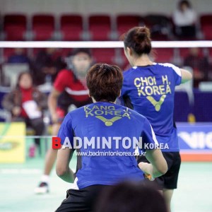 코치님이 뒤에서 지켜보고 있어